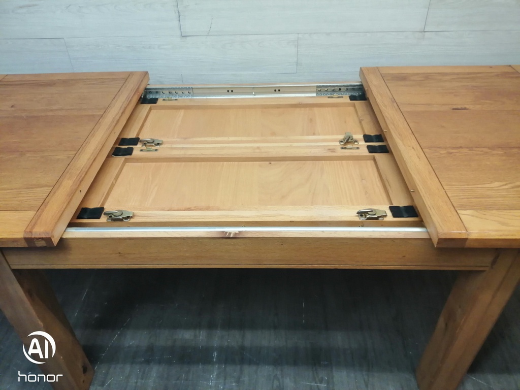 GOOD QUALITY OAK EXTENDING DINING TABLE