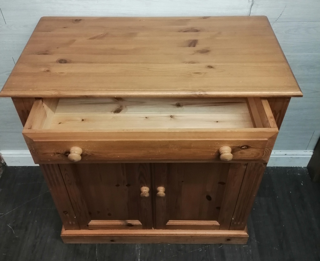 QUALITY DOUBLE PINE SIDEBOARD