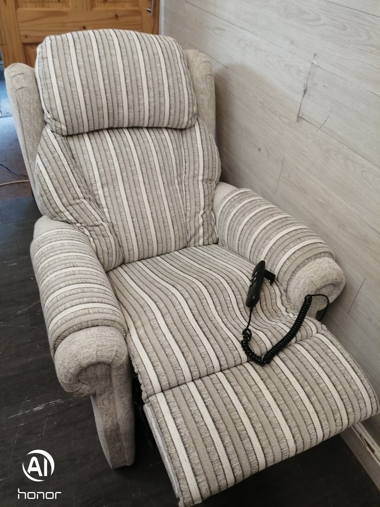 SEMINAR RISE AND RECLINE ARMCHAIR