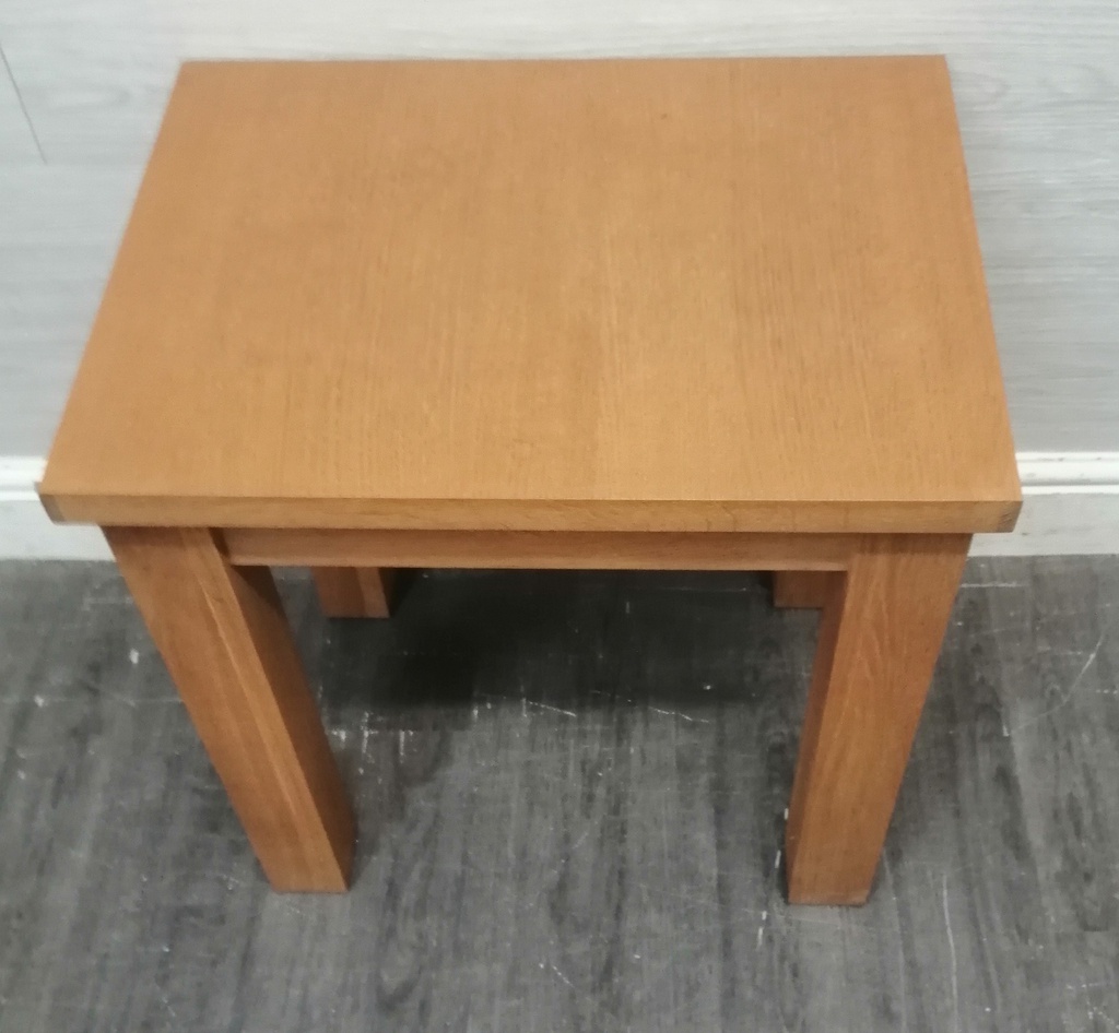 LOVELY OAK SIDE TABLE