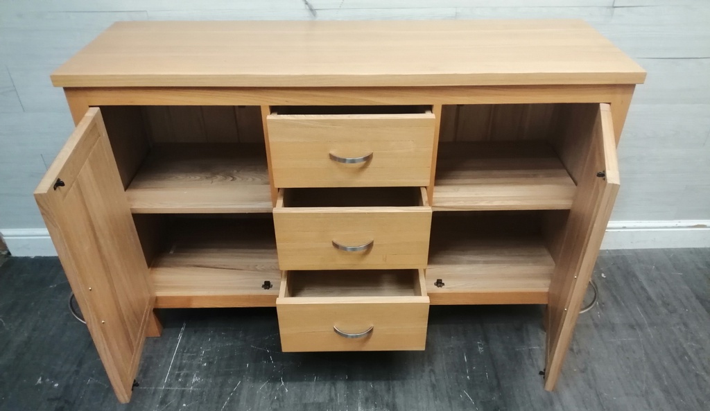 Lovely Oak Sideboard With Drawers