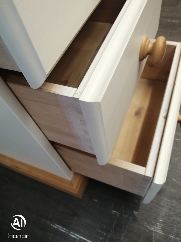 QUALITY SHAKER STYLE CREAM BEDSIDE CHEST OF THREE DRAWERS
