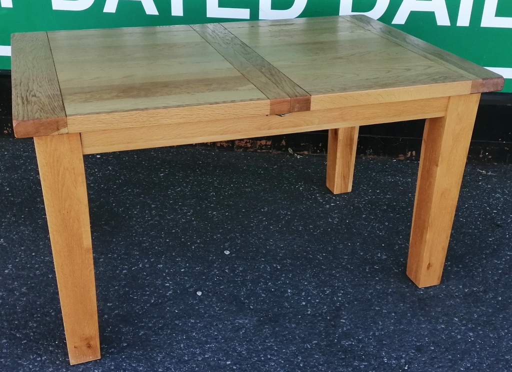 QUALITY OAK EXTENDING DINING TABLE