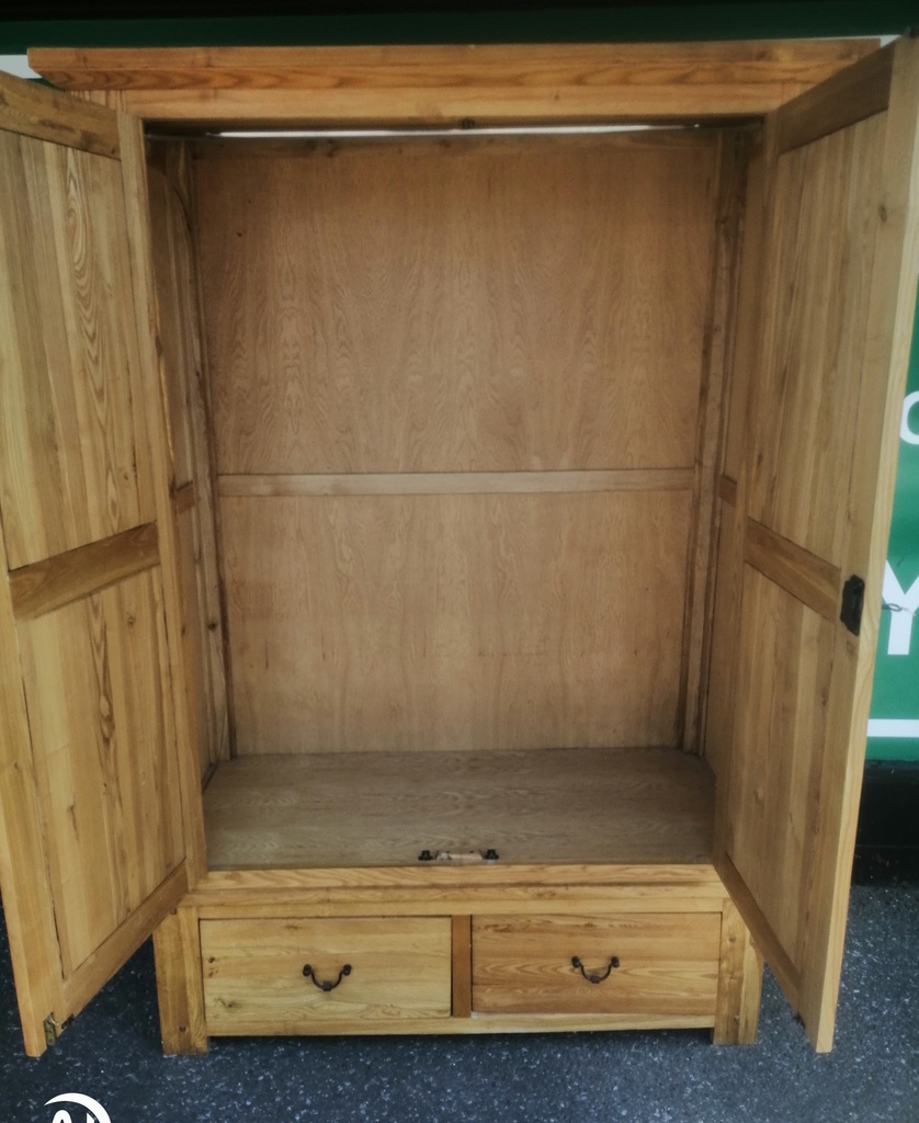 LARGE OAK WARDROBE