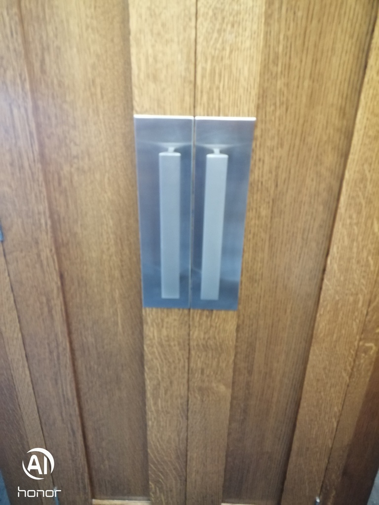TOP QUALITY SOLID OAK CUPBOARD