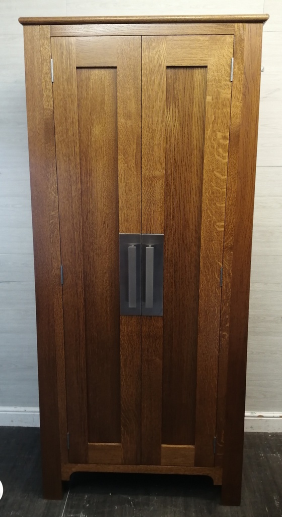TOP QUALITY SOLID OAK CUPBOARD