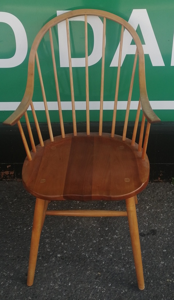 LOVELY WINDSOR STYLE CARVER CHAIR