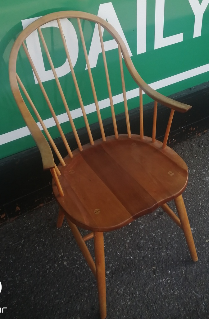 LOVELY WINDSOR STYLE CARVER CHAIR