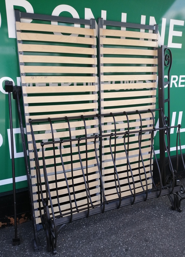 4ft 6" QUALITY HEAVY METAL SCROLL BED FRAME