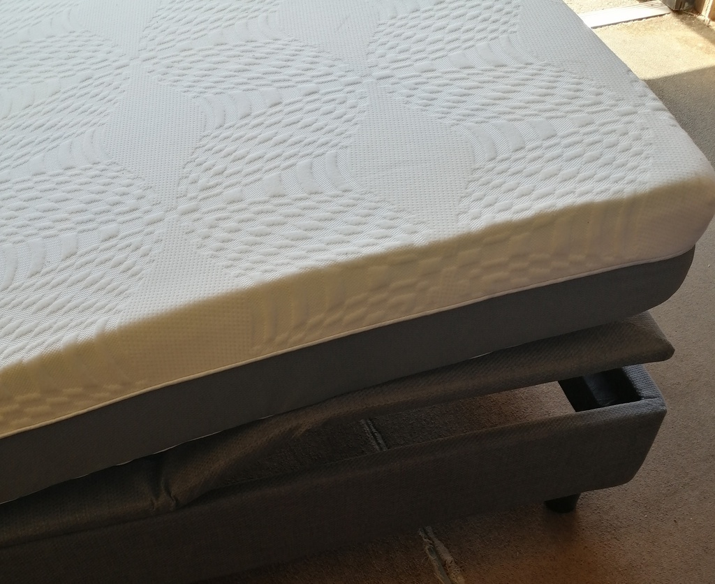 STUNNING 4FT HARMONY ADJUSTABLE ELECTRIC BED FROM CARE CO