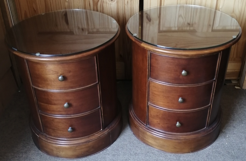 STUNNING PAIR OF WILLIS AND GAMBIER 3 DRAWER BEDSIDE / SIDE TABLE CHESTS