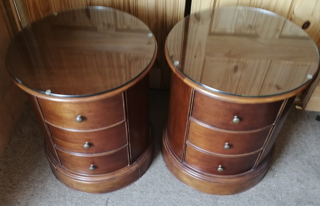 STUNNING PAIR OF WILLIS AND GAMBIER 3 DRAWER BEDSIDE / SIDE TABLE CHESTS