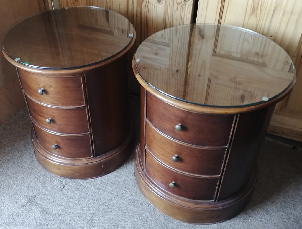 STUNNING PAIR OF WILLIS AND GAMBIER 3 DRAWER BEDSIDE / SIDE TABLE CHESTS