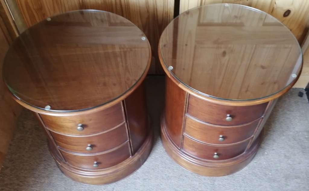 STUNNING PAIR OF WILLIS AND GAMBIER 3 DRAWER BEDSIDE / SIDE TABLE CHESTS