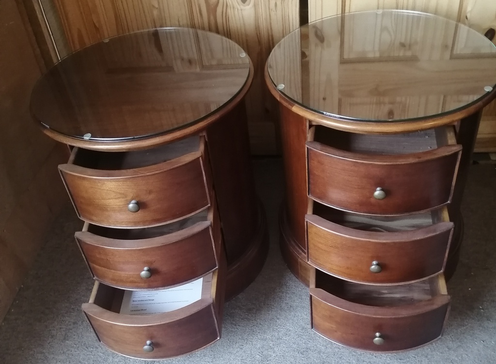 STUNNING PAIR OF WILLIS AND GAMBIER 3 DRAWER BEDSIDE / SIDE TABLE CHESTS
