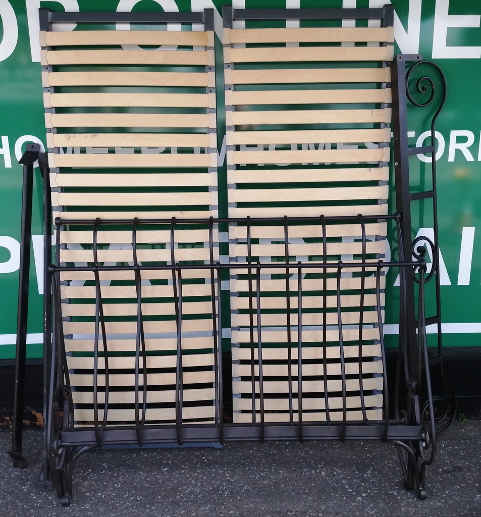4ft 6" QUALITY HEAVY METAL SCROLL BED FRAME