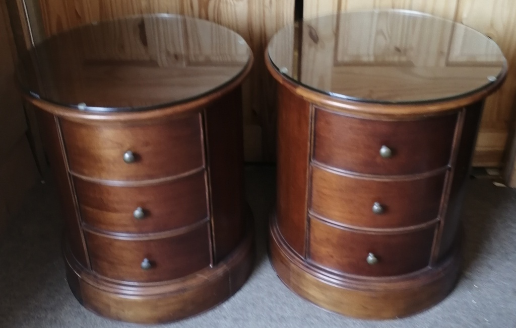 STUNNING PAIR OF WILLIS AND GAMBIER 3 DRAWER BEDSIDE / SIDE TABLE CHESTS