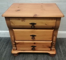[HF17948] PINE THREE DRAWER BEDSIDE