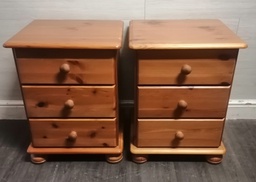[HF18129] Pair of pine bedsides chests