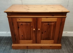 [HF18635] NEAT SOLID PINE SIDEBOARD UNIT