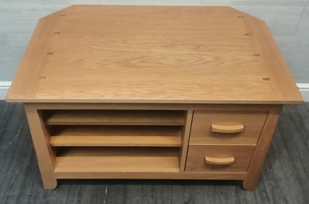 QUALITY CORNER OAK TV STAND