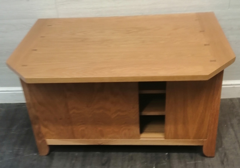QUALITY CORNER OAK TV STAND