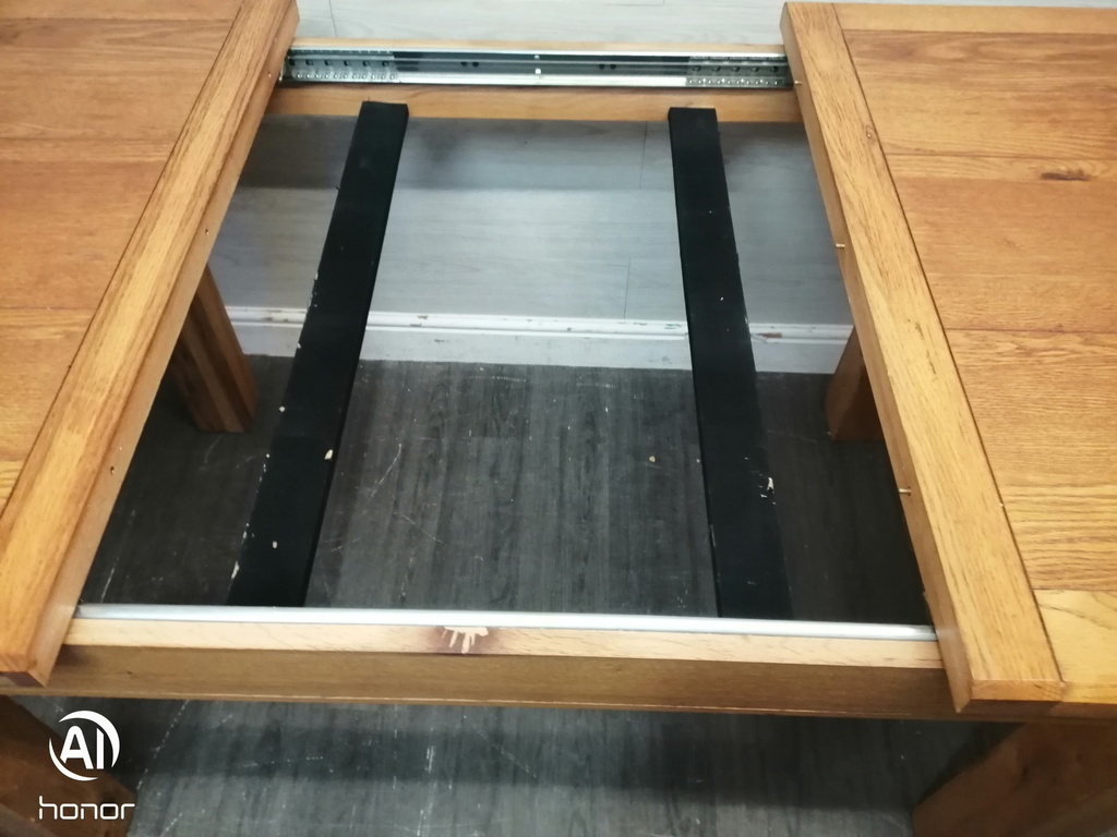 GOOD QUALITY OAK EXTENDING DINING TABLE