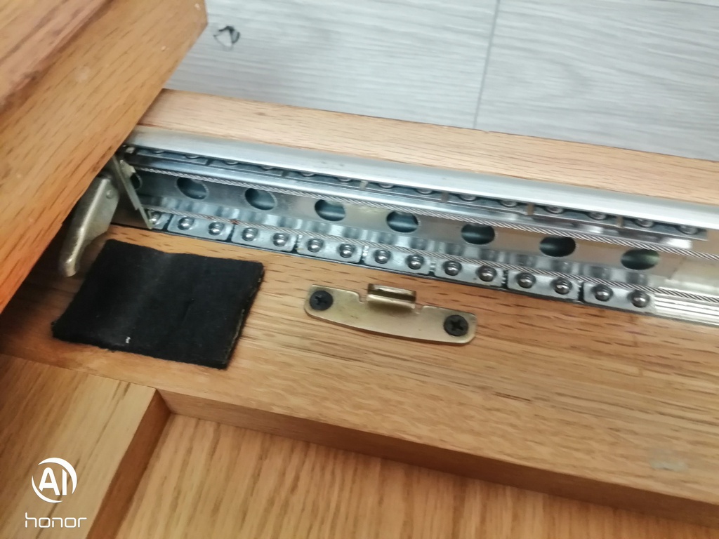 GOOD QUALITY OAK EXTENDING DINING TABLE