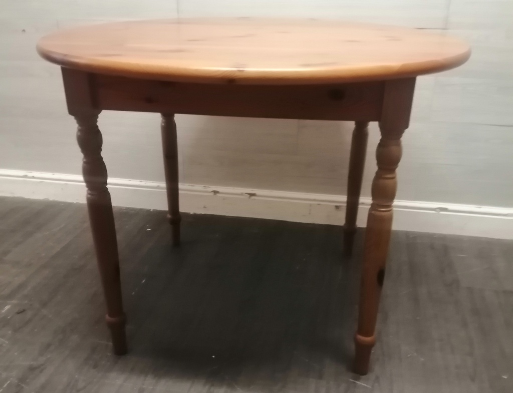 NEAT ROUND PINE TABLE
