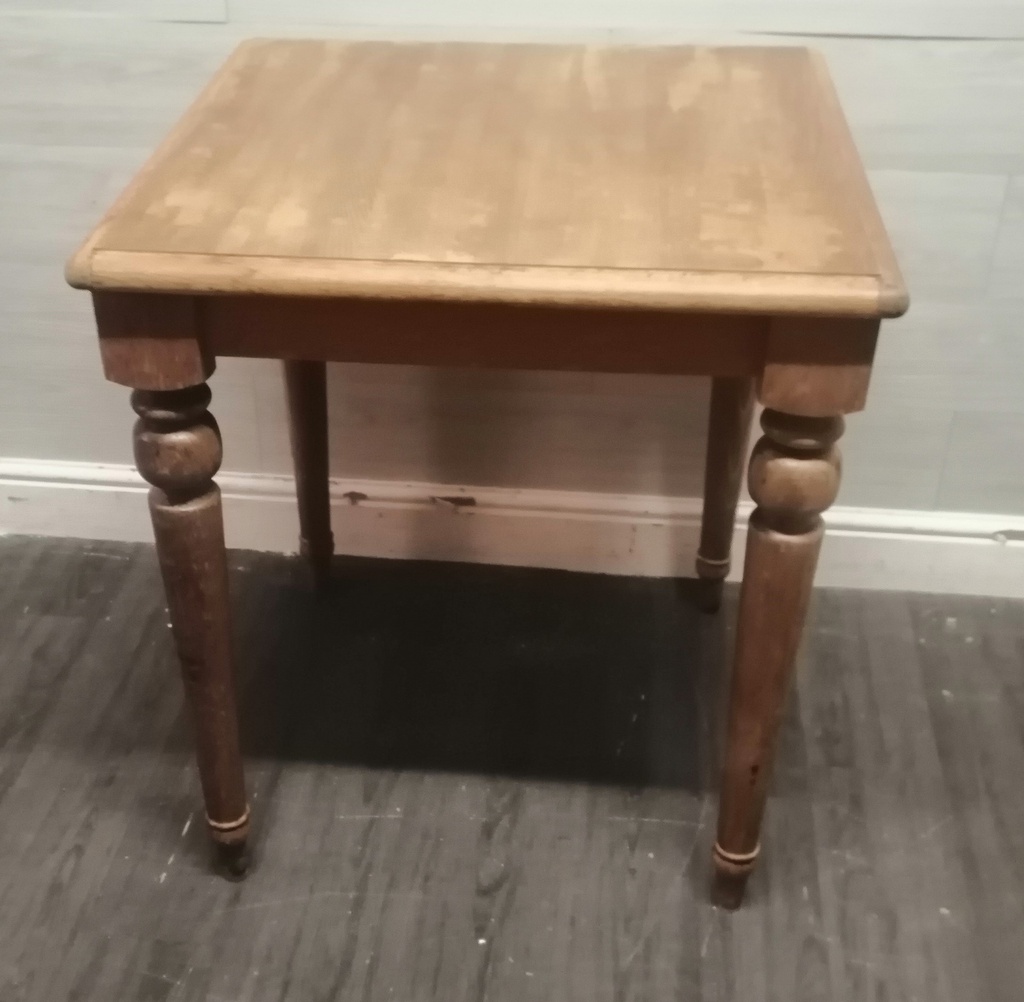 NEAT SQUARE TABLE