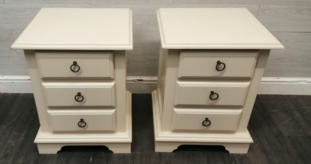 PAIR OF 3 DRAWER OFF WHITE BEDSIDE CHESTS