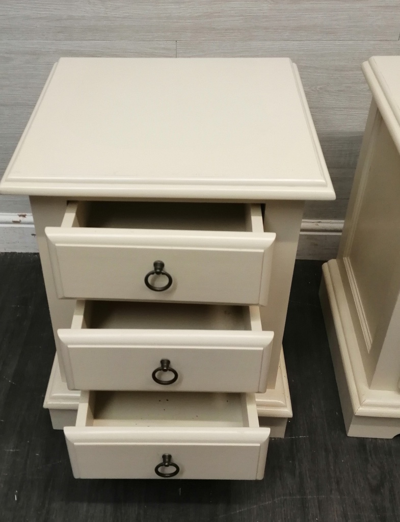 PAIR OF 3 DRAWER OFF WHITE BEDSIDE CHESTS