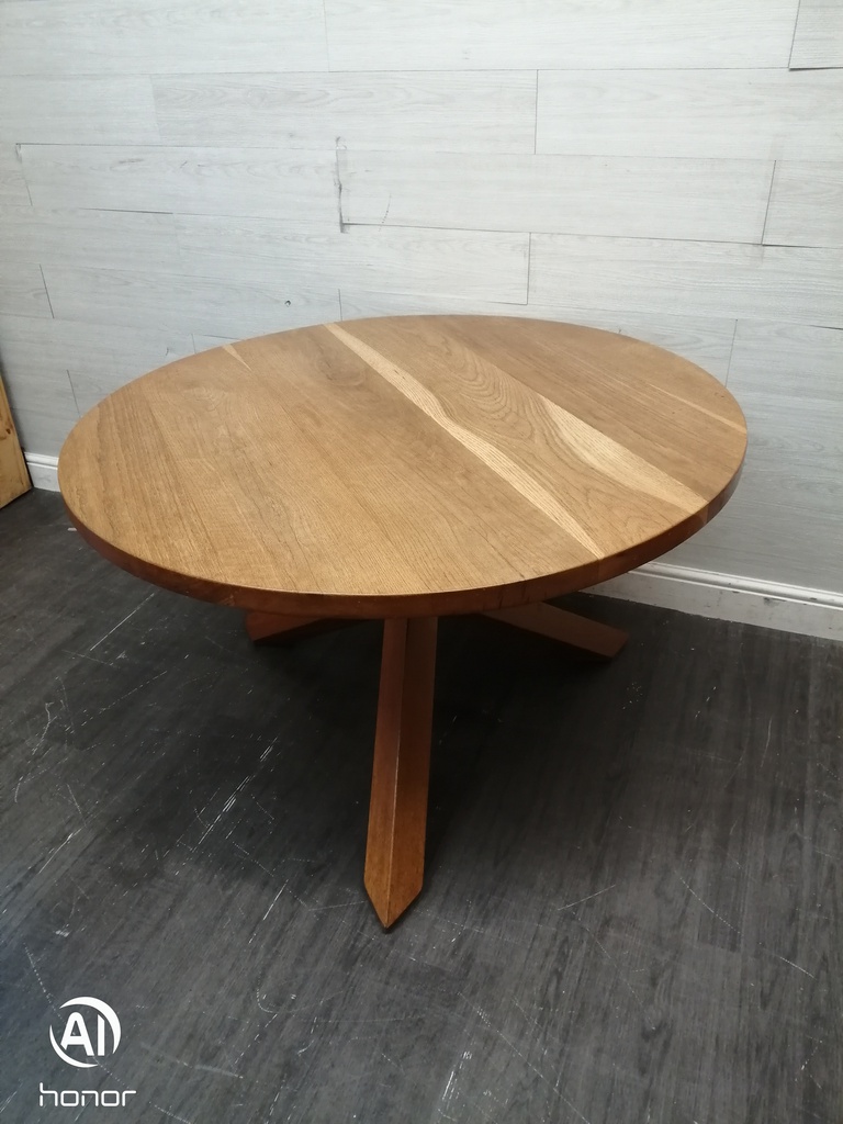 Quality oak round dining table