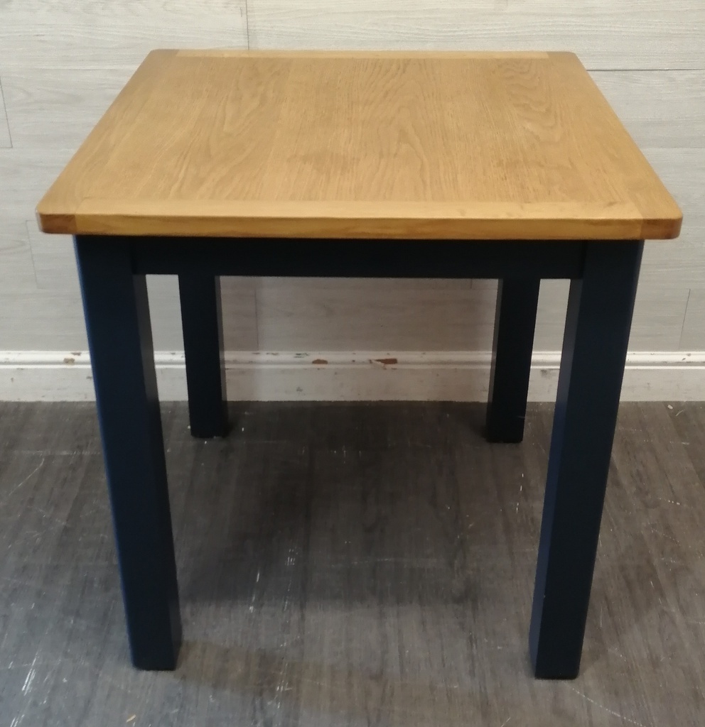 NEAT SQUARE OAK DINING TABLE