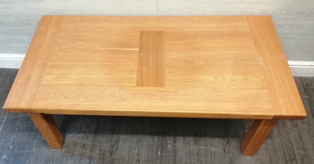 LOVELY OAK COFFEE TABLE