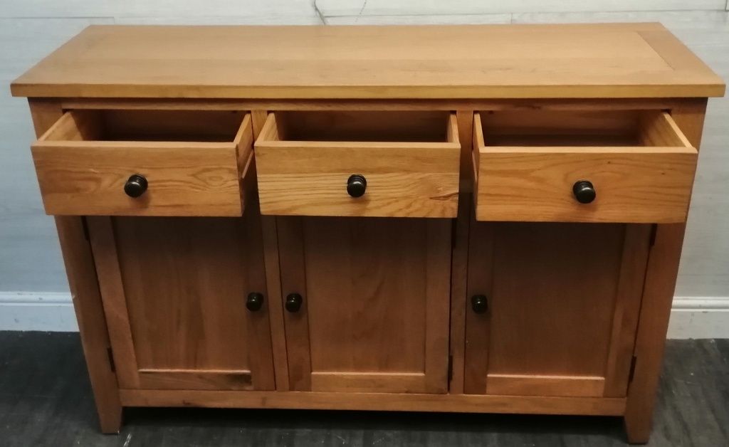 LOVELY SOLID OAK SIDEBOAD