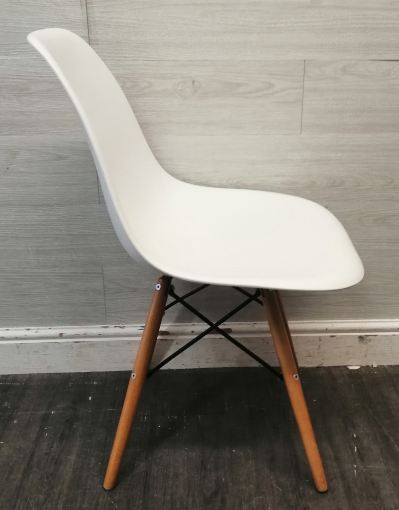 SET OF 6 WHITE EAMES STYLE CHAIR