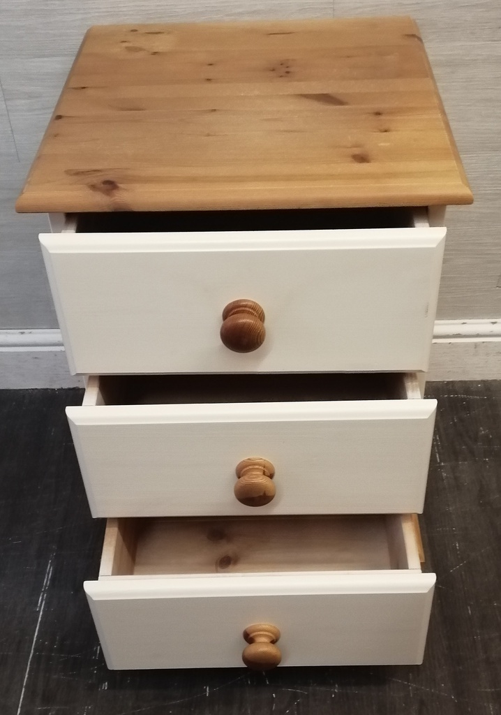 QUALITY SHAKER STYLE CREAM BEDSIDE CHEST OF THREE DRAWERS