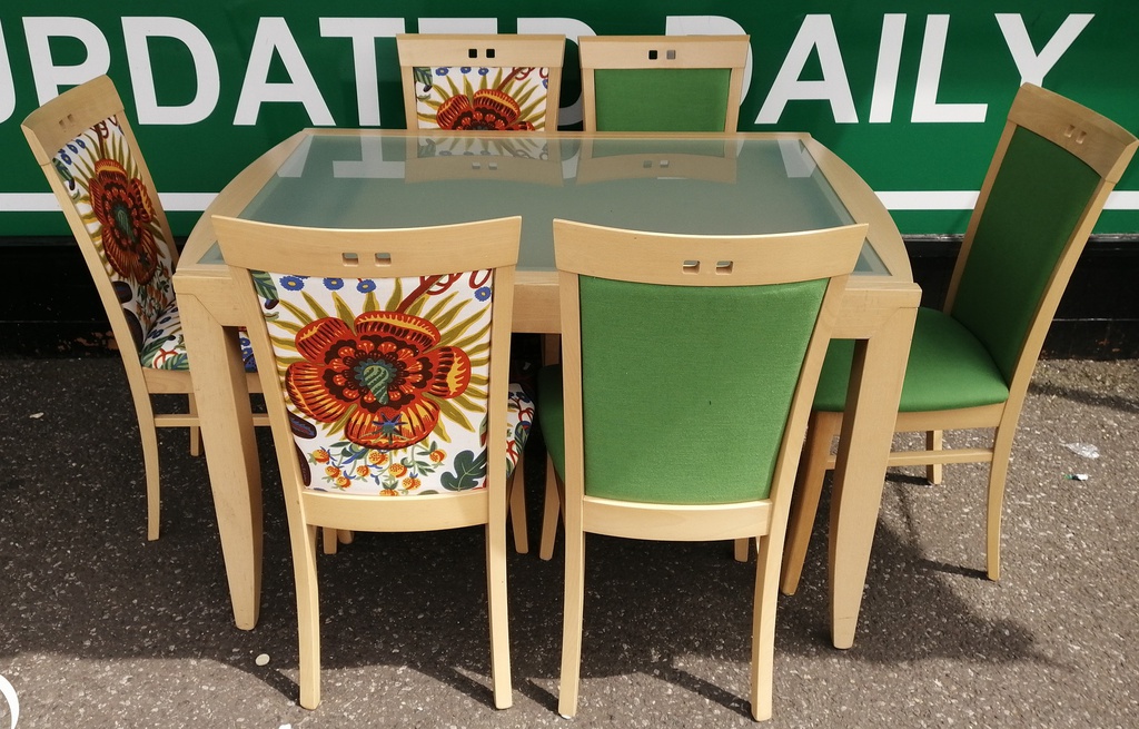 LOVELY EXTENDING TABLE AND 6 CHAIRS
