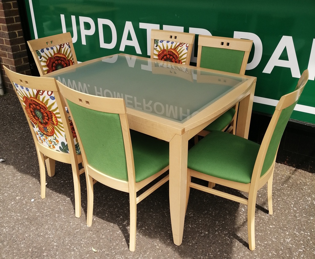 LOVELY EXTENDING TABLE AND 6 CHAIRS