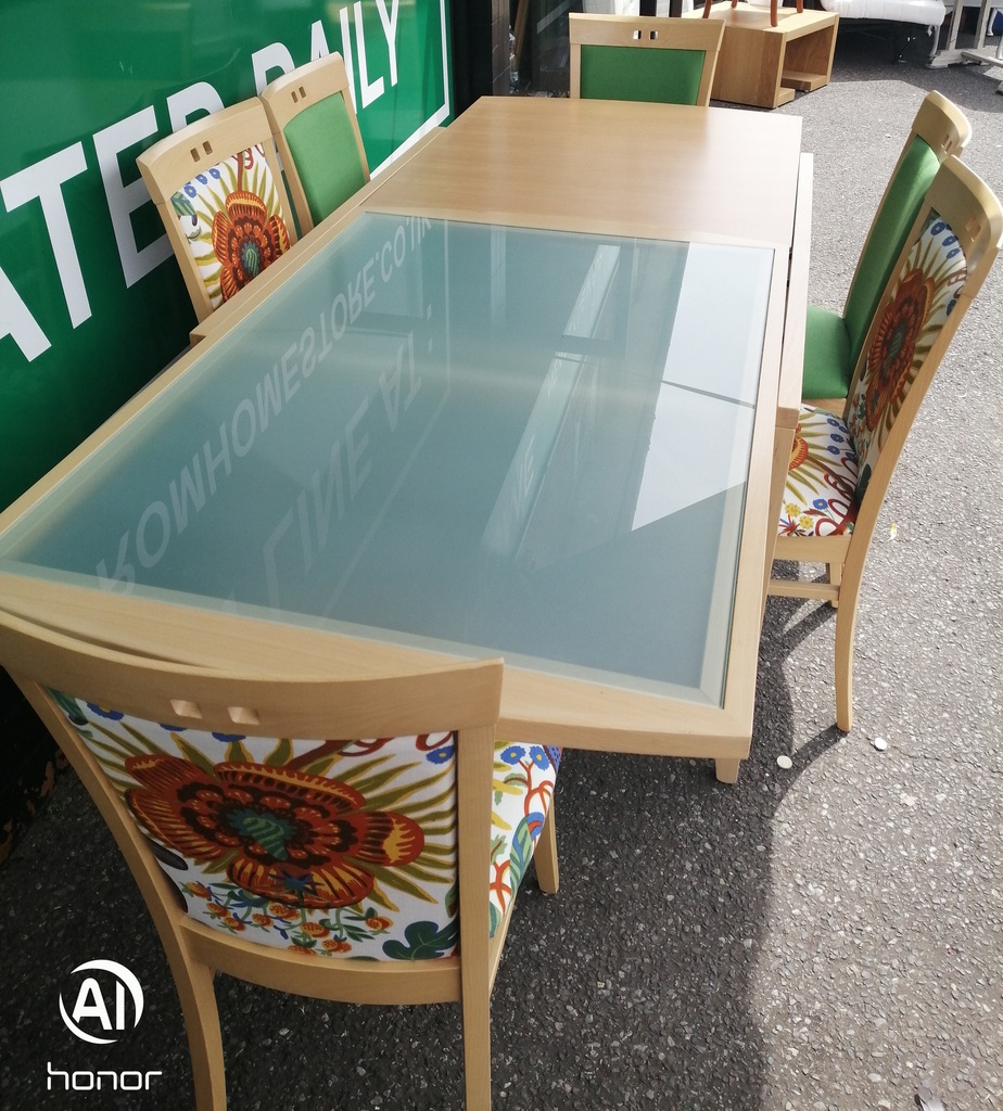 LOVELY EXTENDING TABLE AND 6 CHAIRS