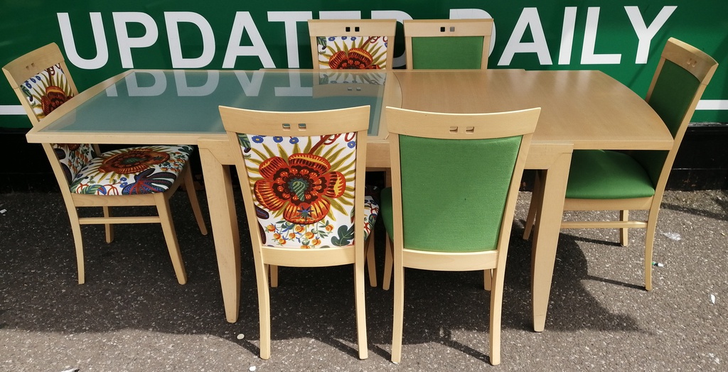 LOVELY EXTENDING TABLE AND 6 CHAIRS