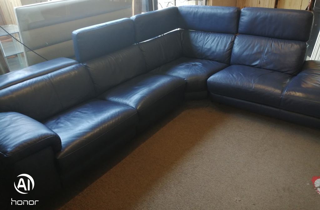 STUNNING LARGE LEATHER CORNER SOFA WITH RECLINERR