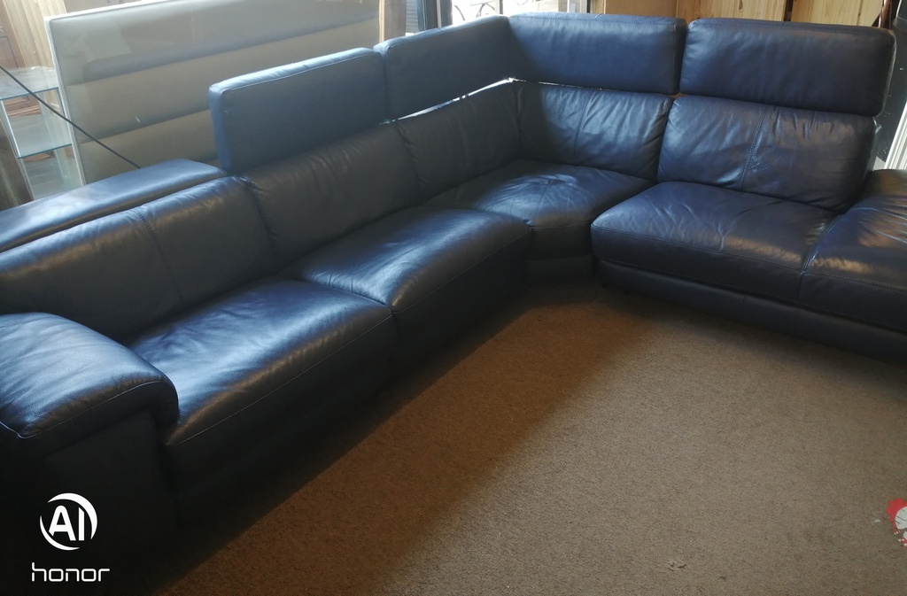 STUNNING LARGE LEATHER CORNER SOFA WITH RECLINERR