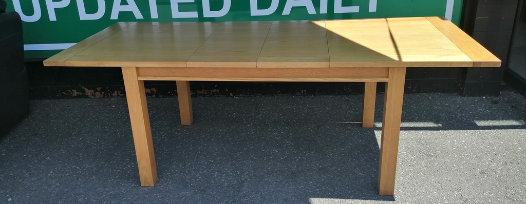 QUALITY OAK EXTENDING DINING TABLE