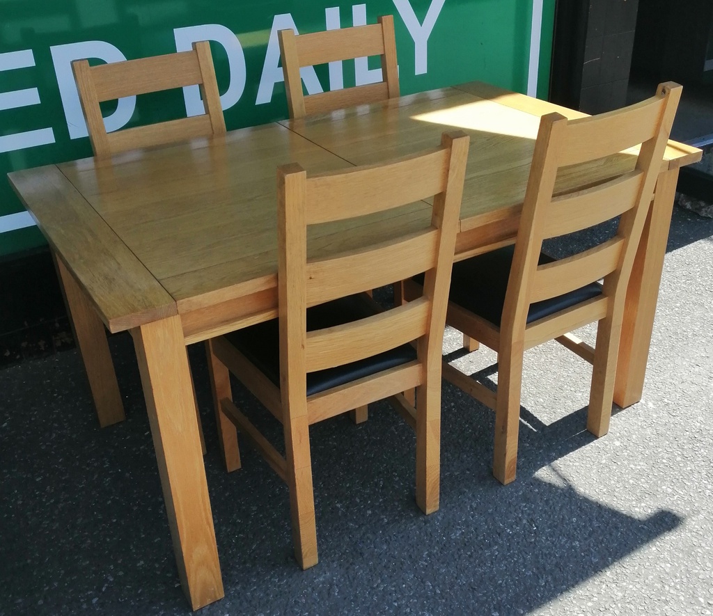 QUALITY OAK EXTENDING DINING TABLE