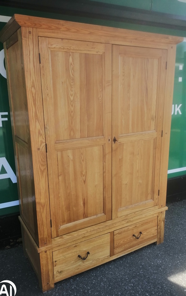 LARGE OAK WARDROBE