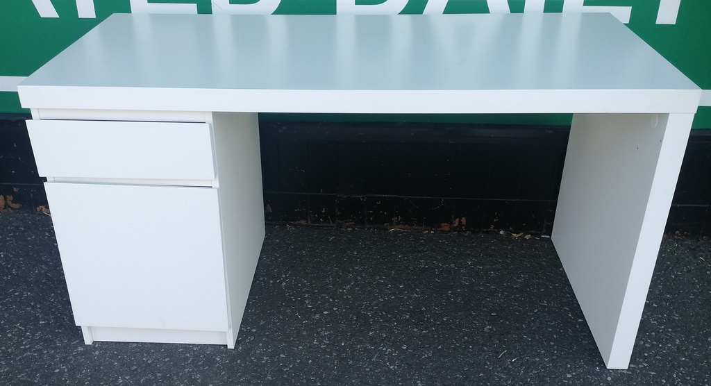 LOVELY MODERN WHITE DESK