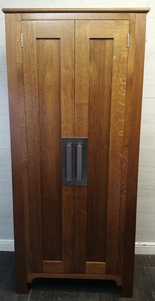TOP QUALITY SOLID OAK CUPBOARD