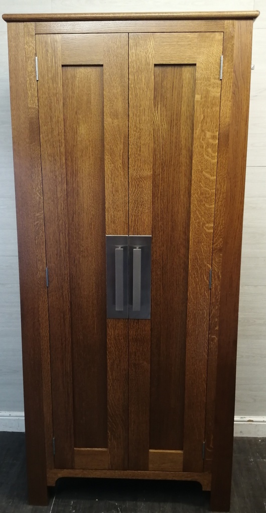 TOP QUALITY SOLID OAK KITCHEN LARDER UNIT / LINEN CUPBOARD